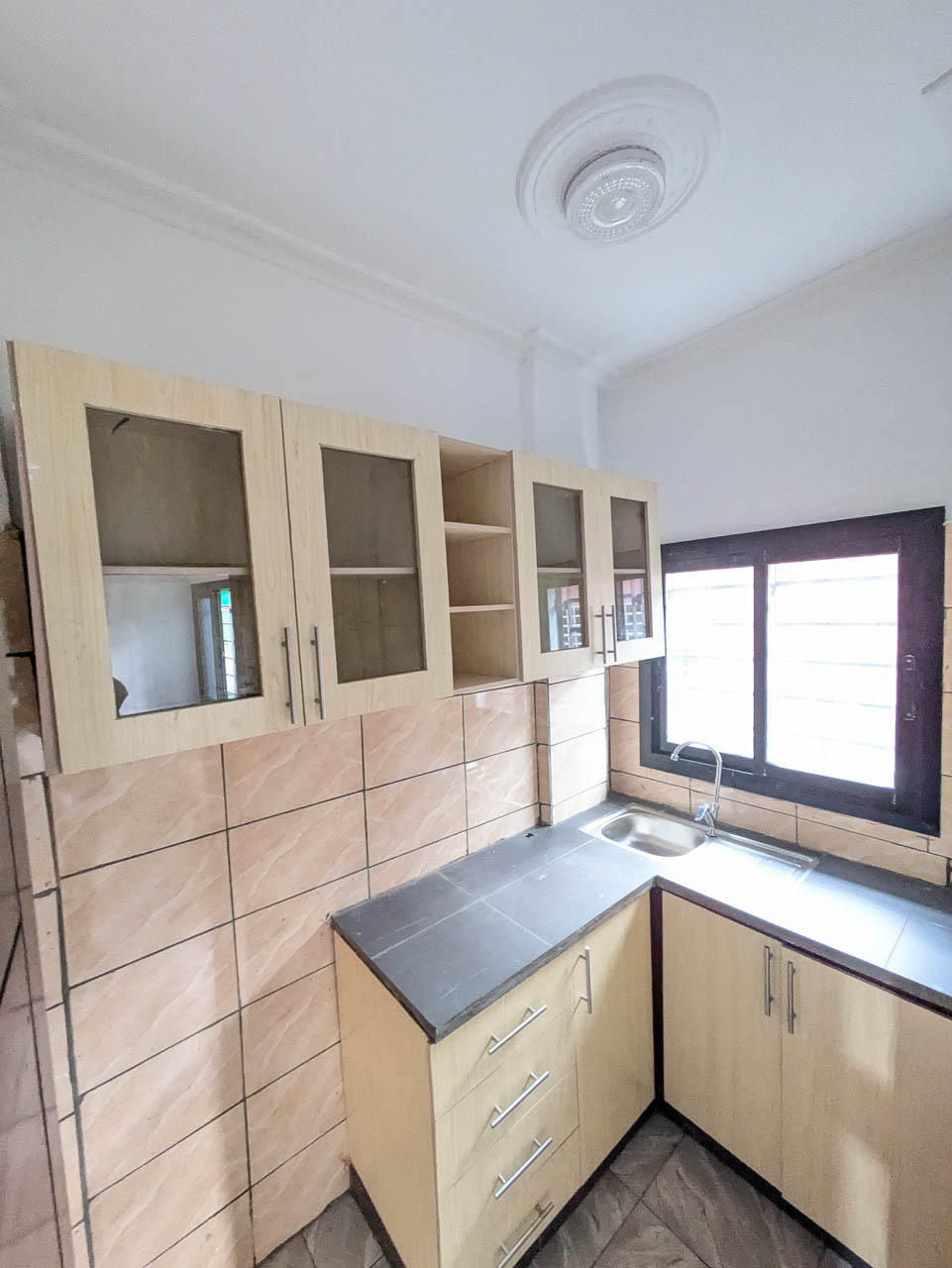 Studio à louer – 1 chambre – Logpom Contenaire rouge