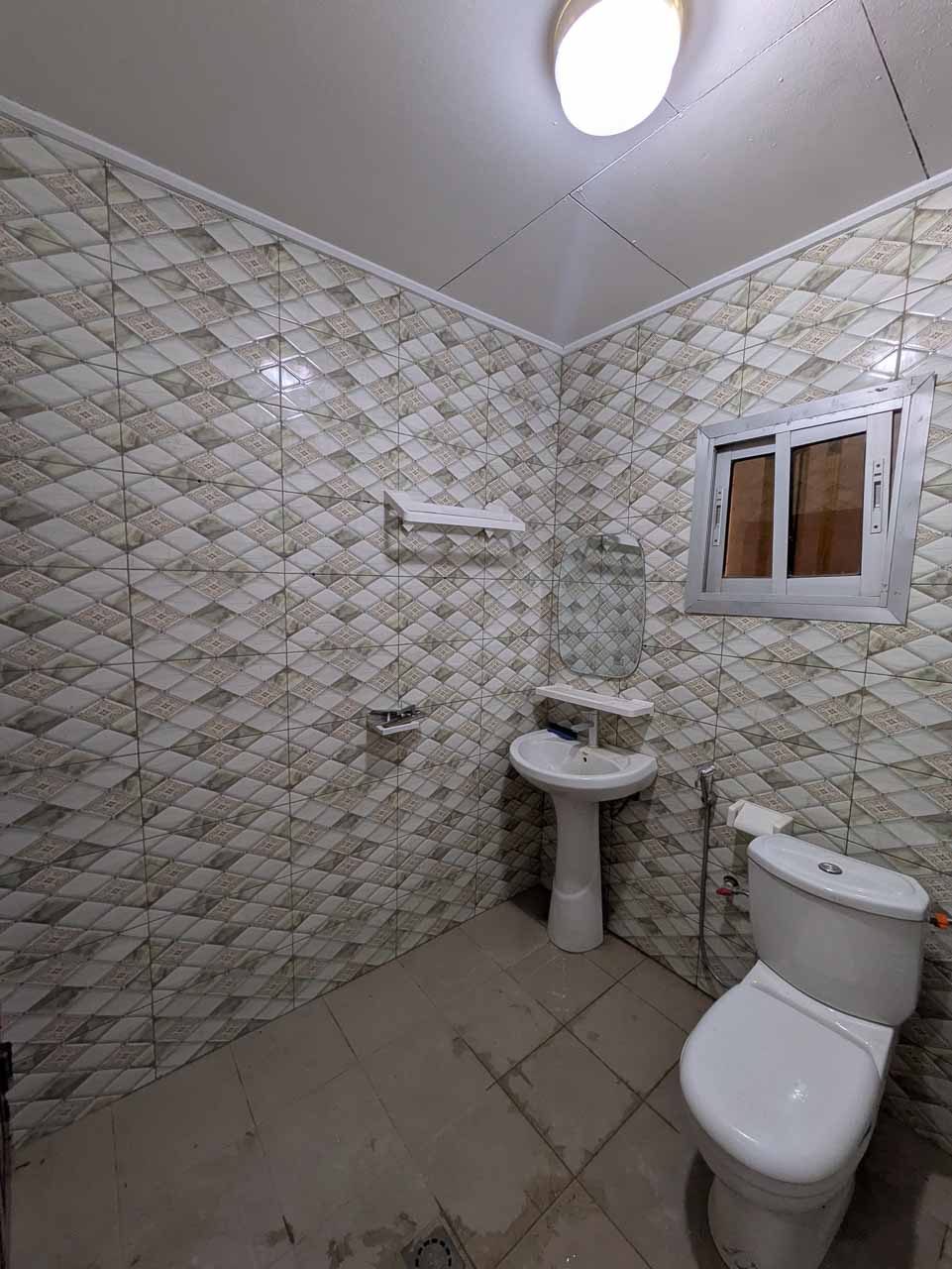 P0826-010-1 Appartement à louer – 3 chambres – Kotto Carrefour Lumière