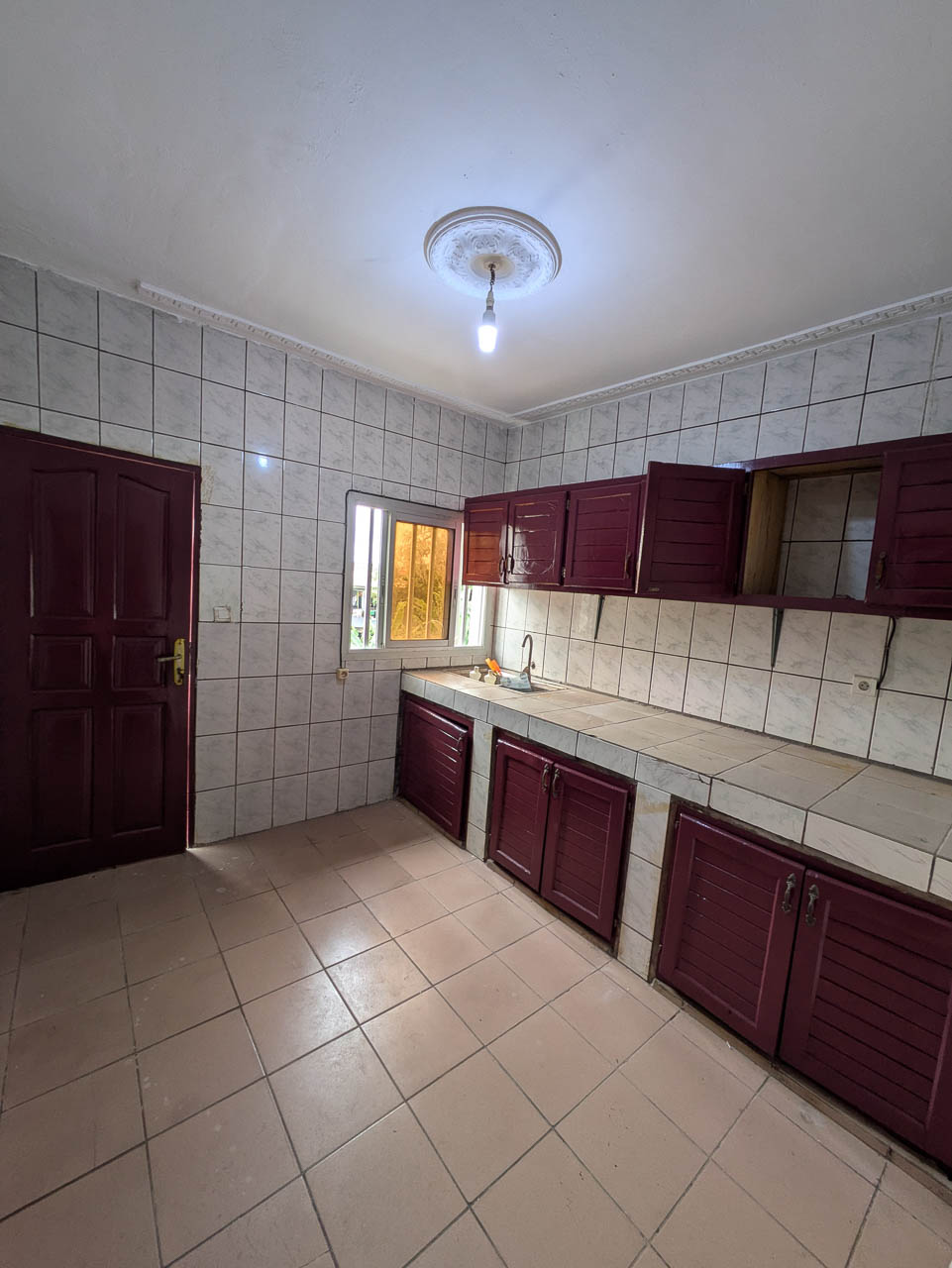 P0826-010-2 Appartement à louer – 3 chambres – Kotto Carrefour Lumière
