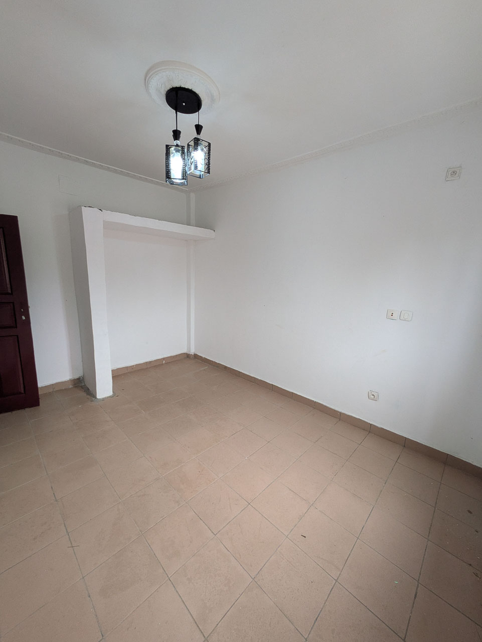 P0826-010-3 Appartement à louer – 3 chambres – Kotto Carrefour Lumière