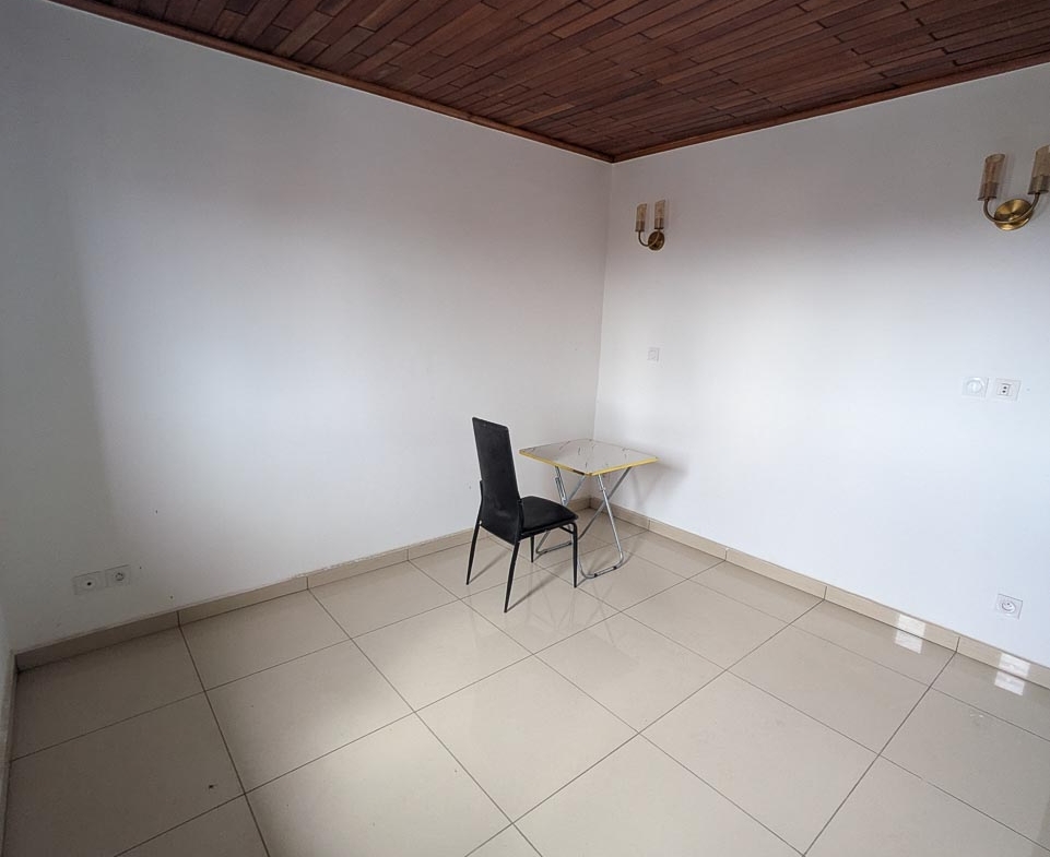 Appartement à louer (2) – 3 chambres – Kotto