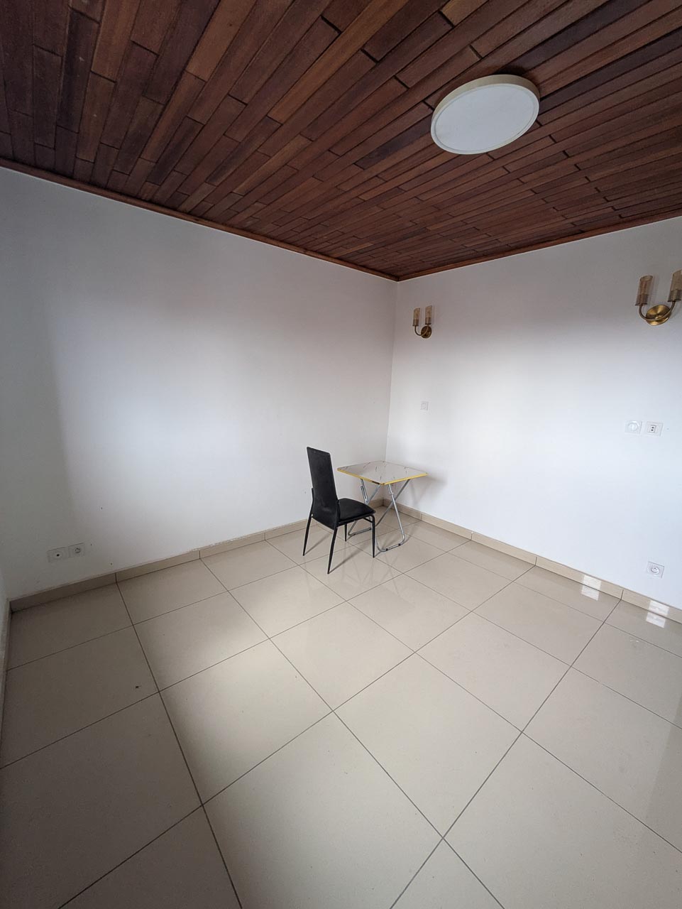 P0826-012-1 Appartement à louer (2) – 3 chambres – Kotto