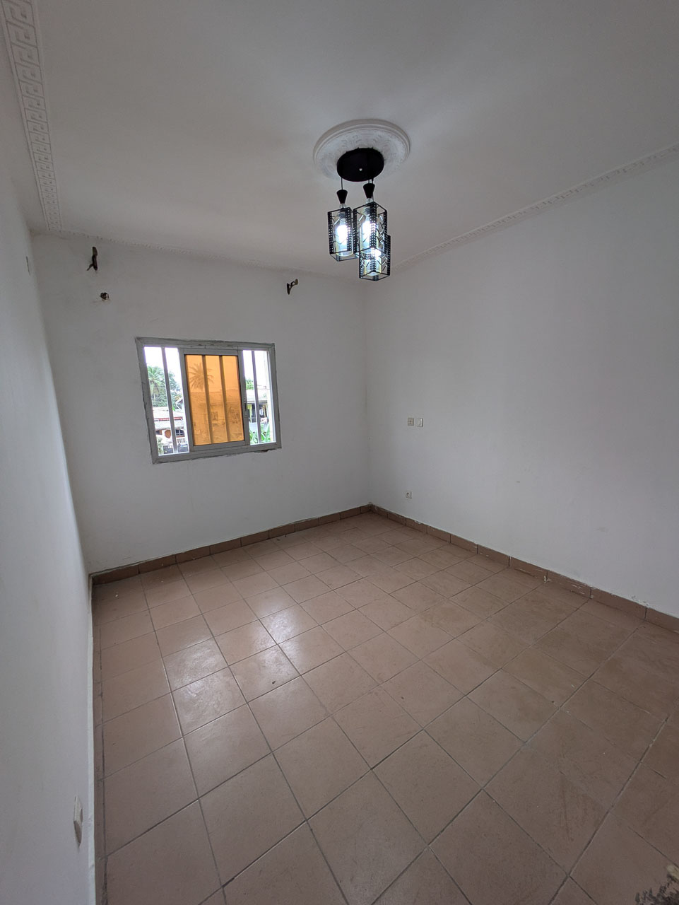 P0826-013-1 Appartement à louer – 3 chambres – Kotto Briquiny