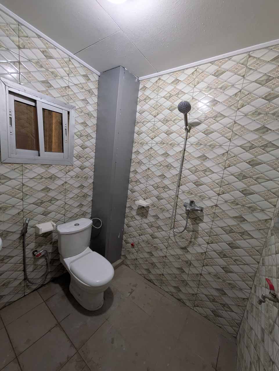 P0826-013-2 Appartement à louer – 3 chambres – Kotto Briquiny