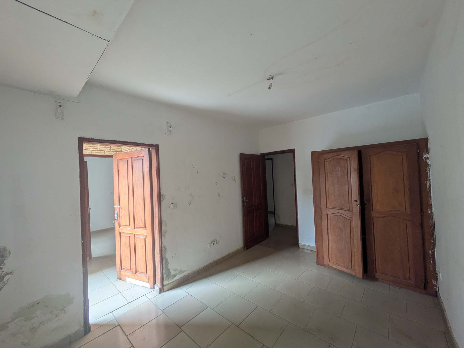 P0826-017-2 Appartement à louer (1) – 3 chambres – Bonamoussadi Carrefour Yapaki