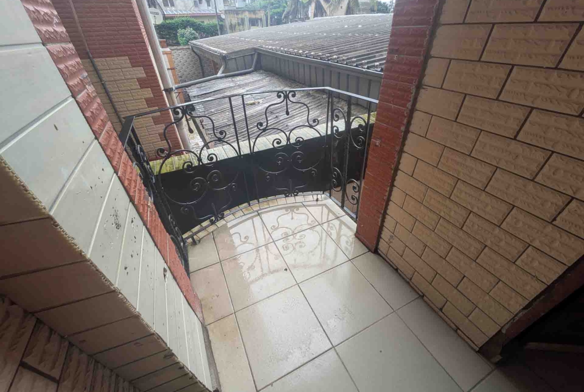 Appartement à louer (1) – 3 chambres – Bonamoussadi Carrefour Yapaki