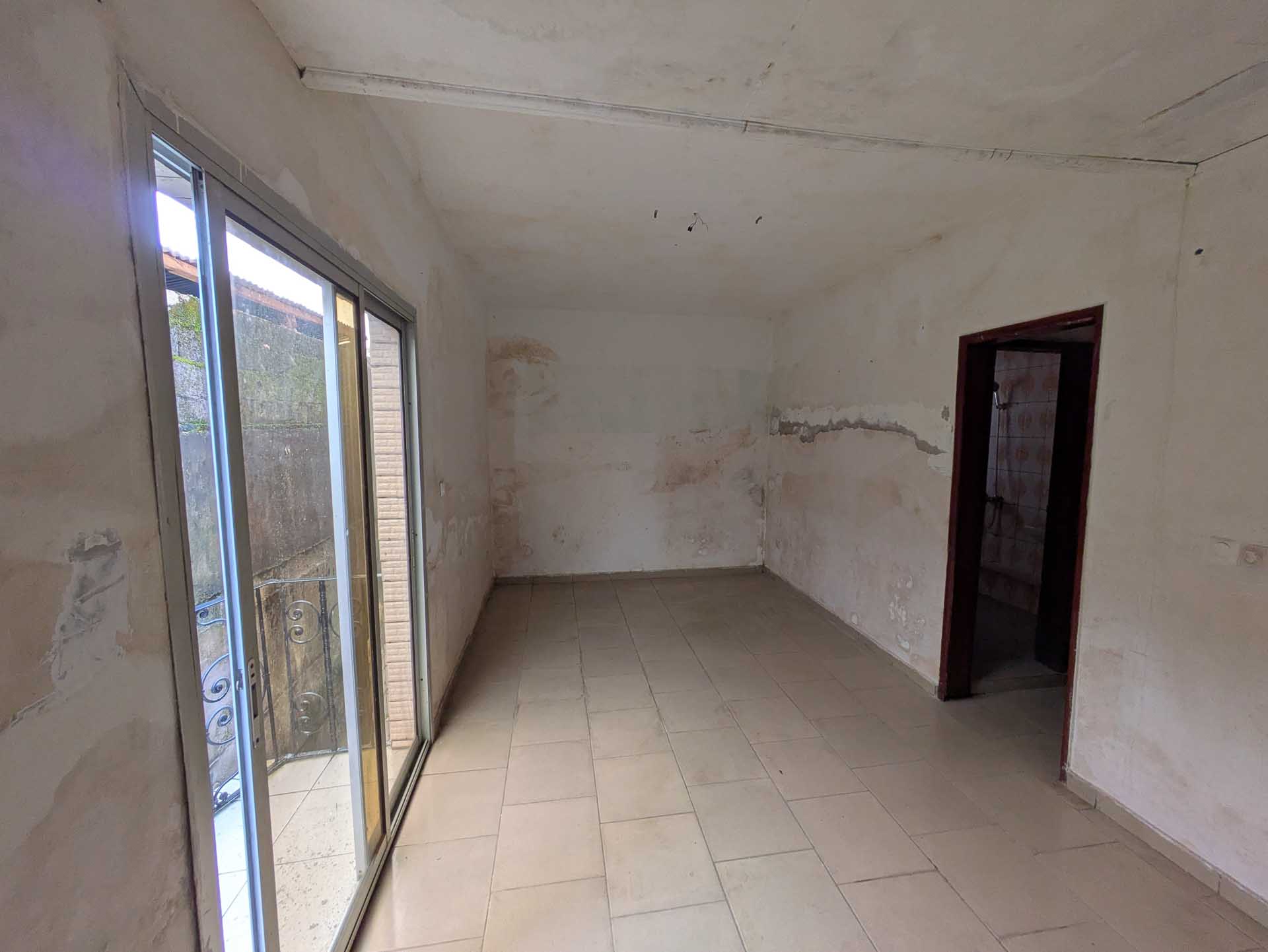 P0826-017-5 Appartement à louer (1) – 3 chambres – Bonamoussadi Carrefour Yapaki