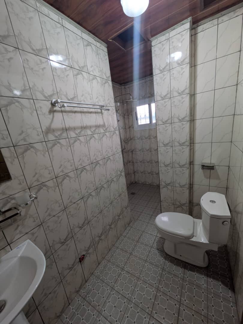 L020-3 Studio à louer Yaoundé, Essos