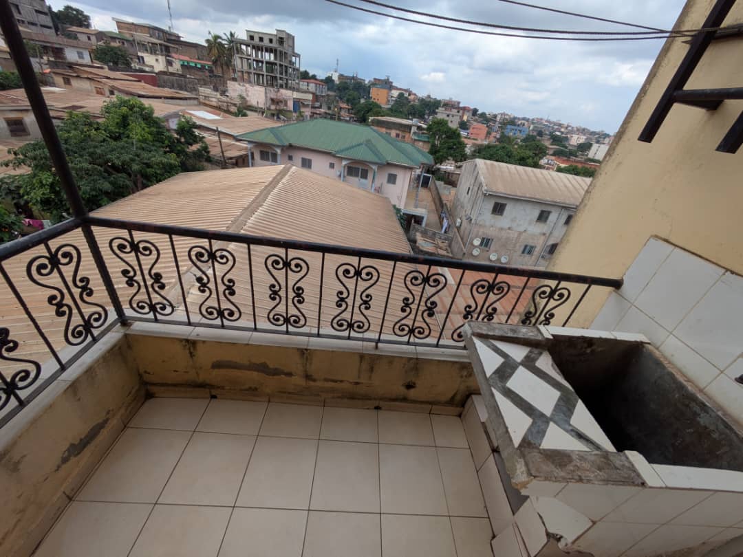 L022-1 Appartement à louer à Biyem-assi, Yaoundé