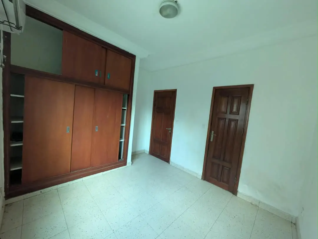 Appartement à louer 3 chambres, 2 douches – Kotto