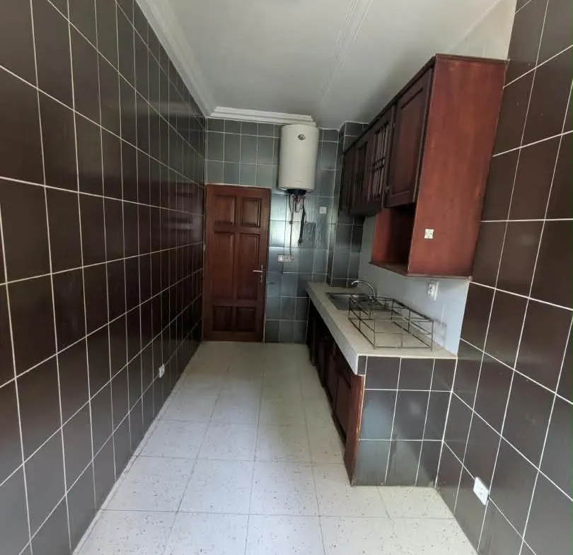 Appartement à louer 3 chambres, 2 douches – Kotto