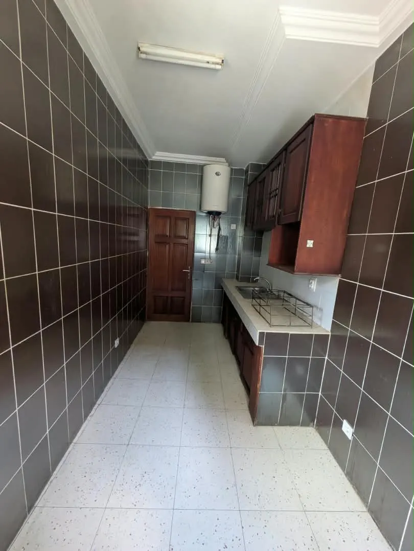 Appartement à louer 3 chambres, 2 douches – Kotto