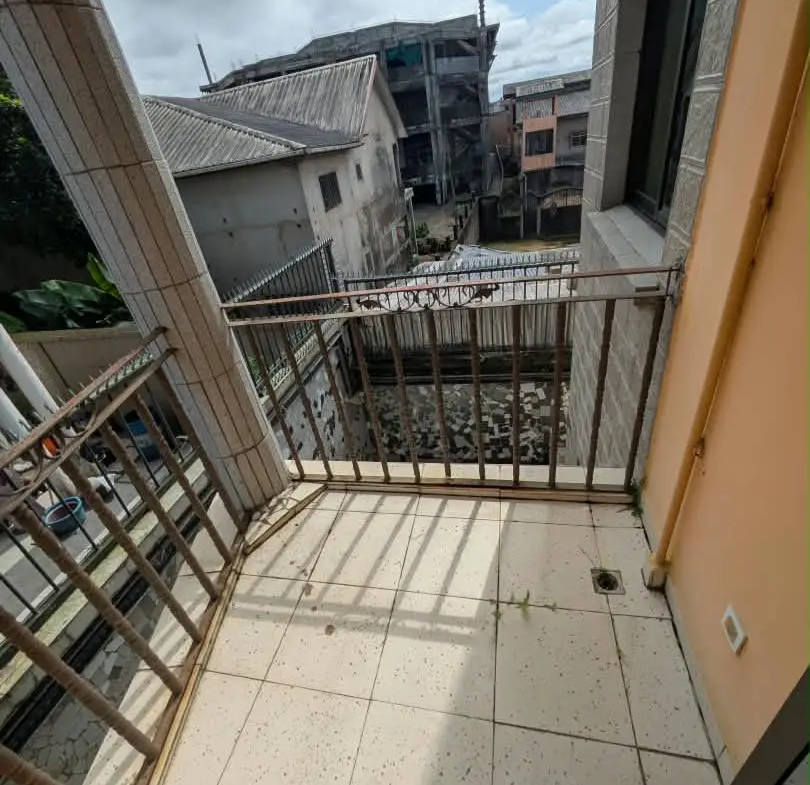 Appartement à louer 3 chambres, 2 douches – Kotto