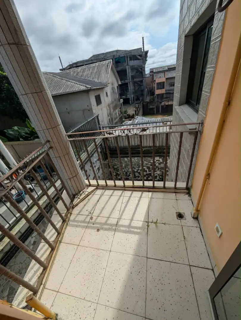 Appartement à louer 3 chambres, 2 douches – Kotto