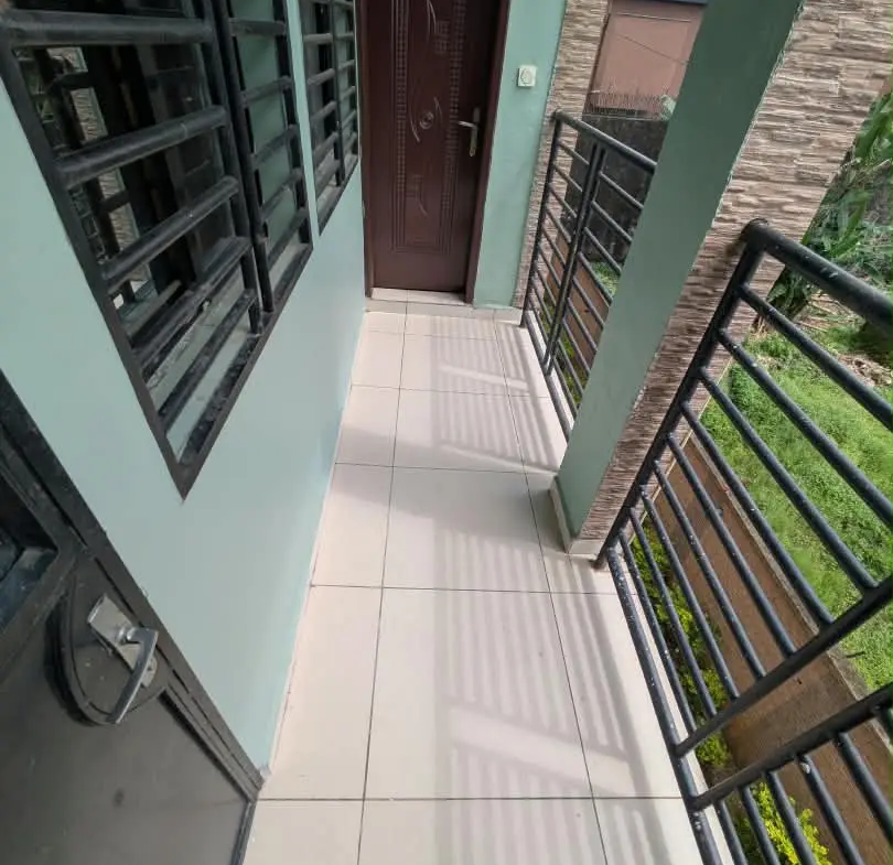Appartement à louer 3 chambres, 2 douches – Kotto
