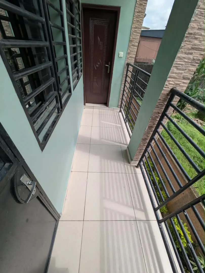 Appartement à louer 3 chambres, 2 douches – Kotto